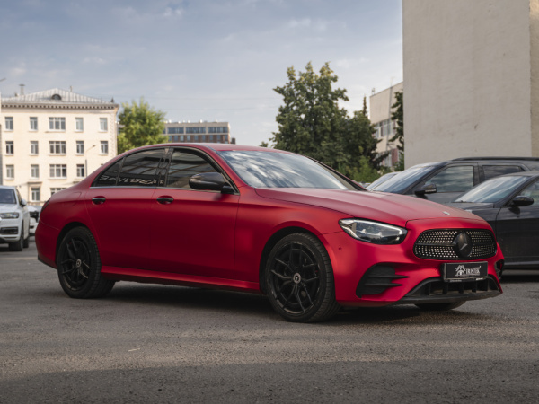 SKB0P, IRISTEK Super Satin Chrome Radiant Red — Mercedes-Benz E-класс